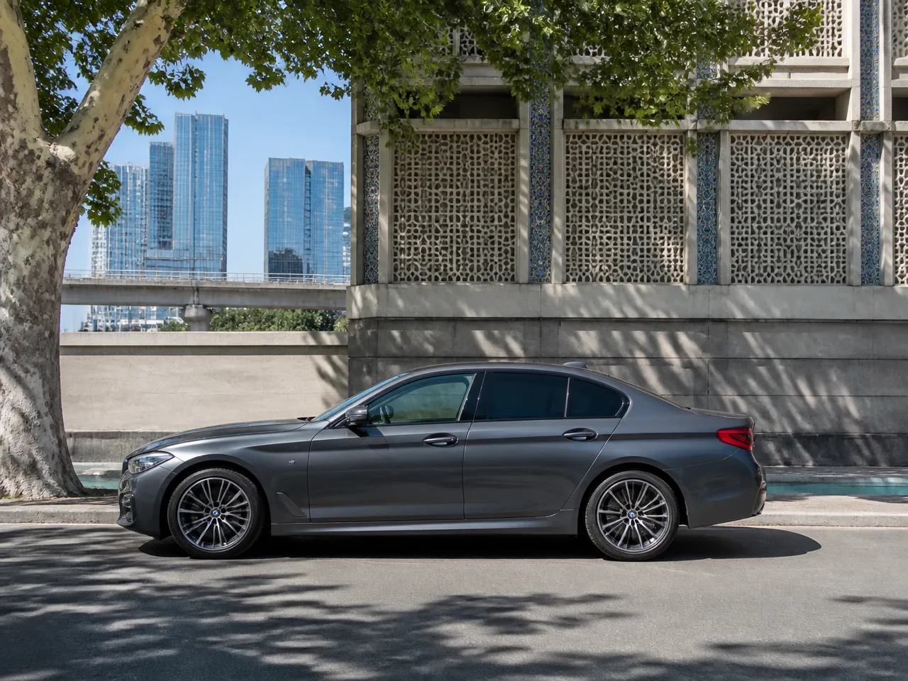 BMW 5 Series — сбоку