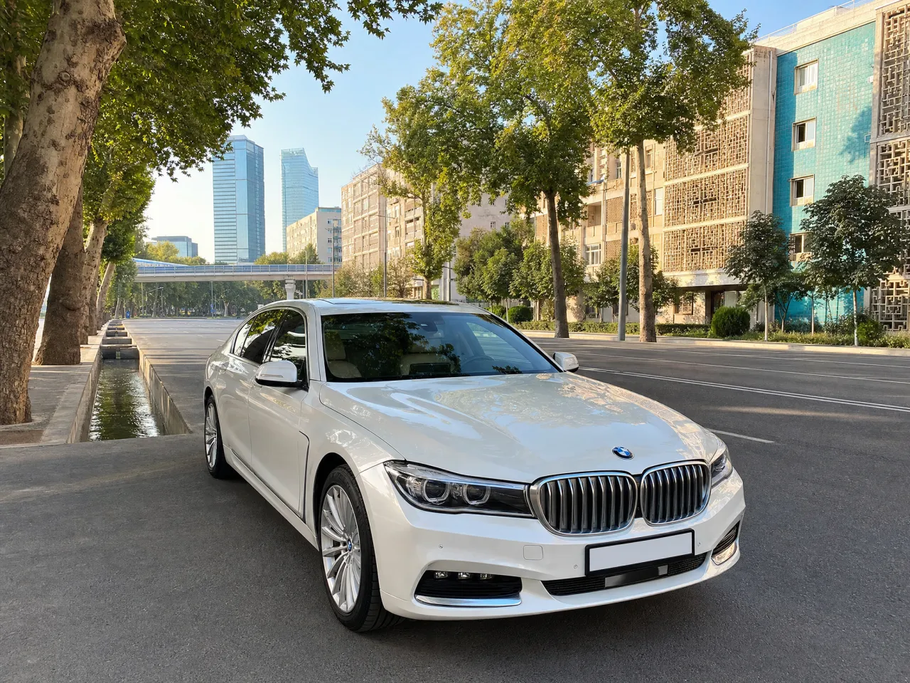 BMW 7 Series — спереди