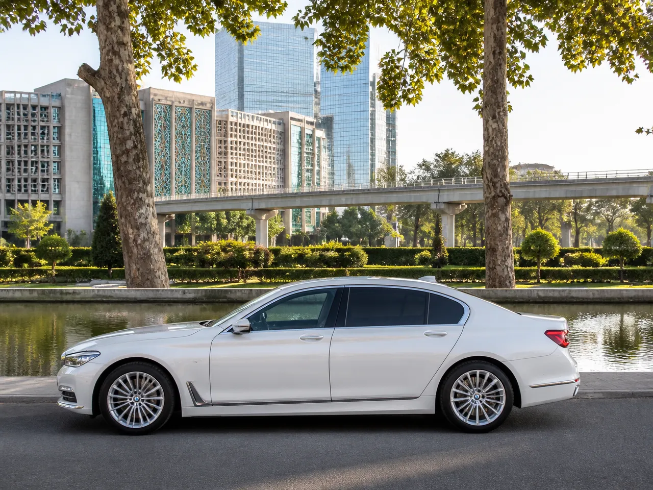 BMW 7 Series — сбоку