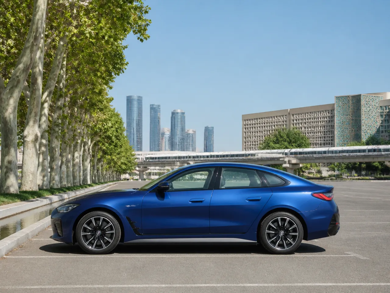 BMW i4 — сбоку