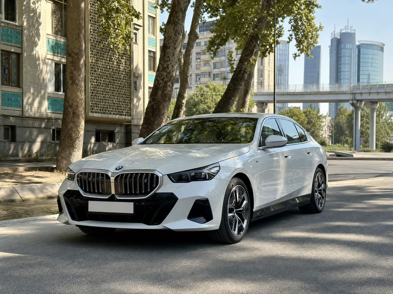 BMW i5 — спереди
