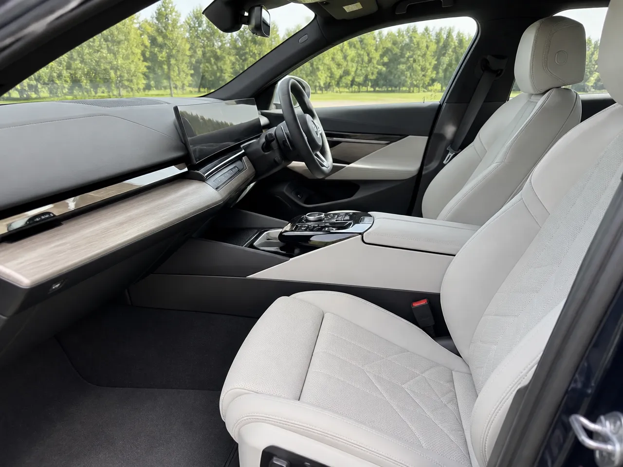 BMW i5 — салон