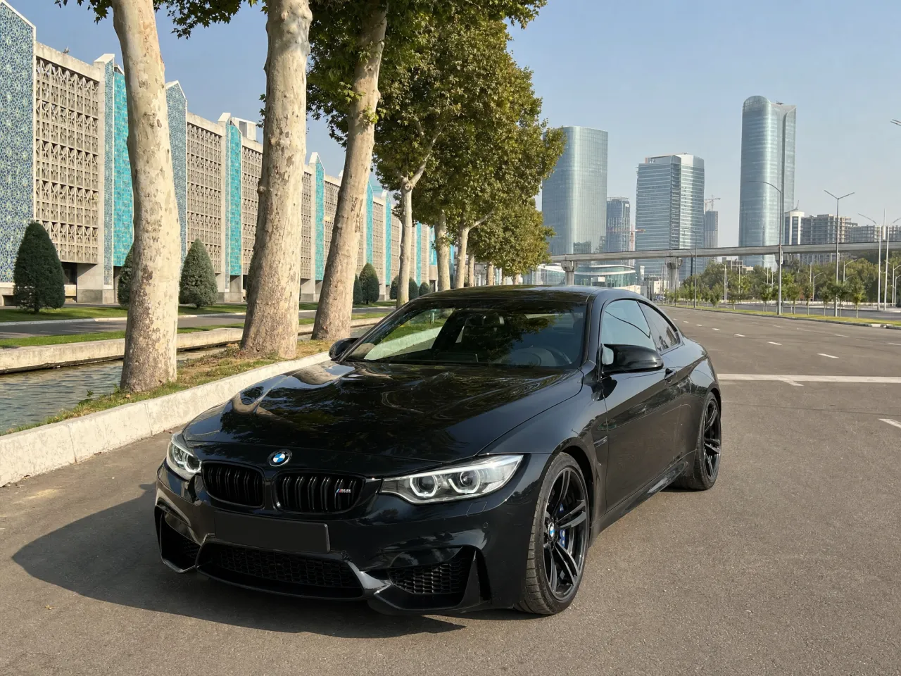 BMW M4 — спереди
