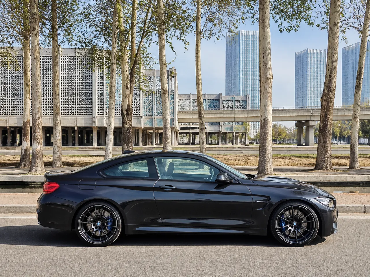 BMW M4 — сбоку