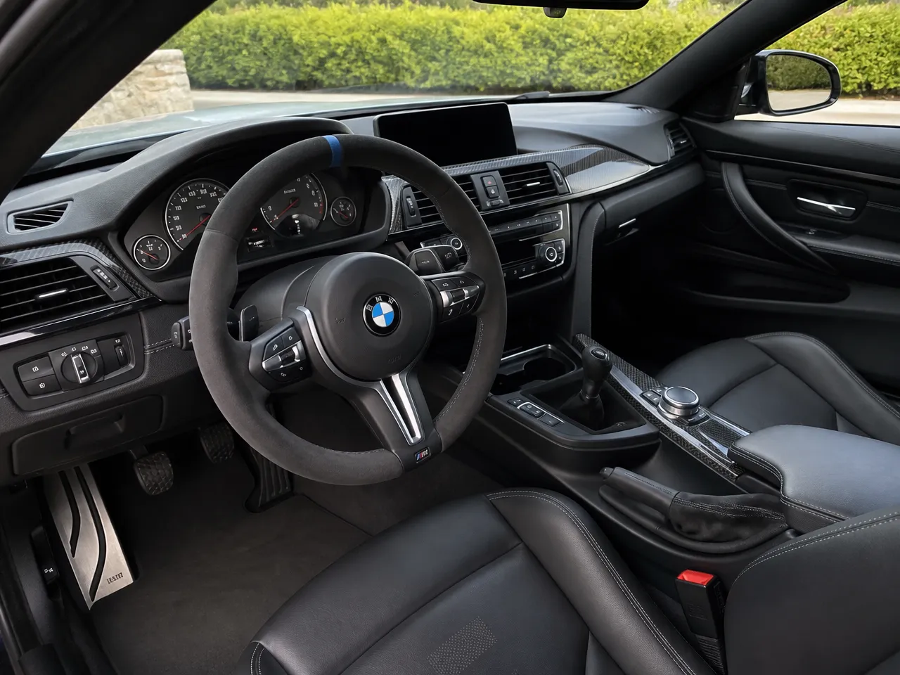 BMW M4 — салон