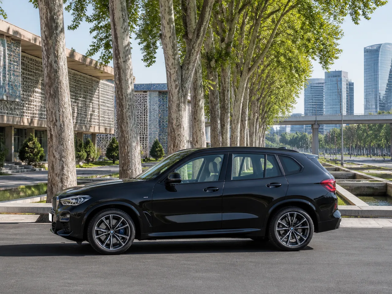 BMW X5 — сбоку