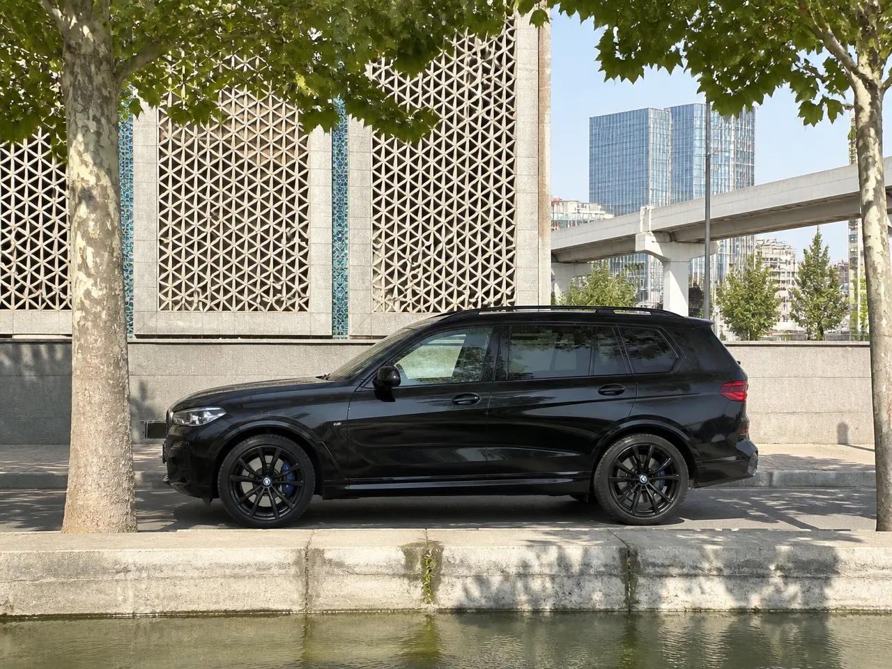 BMW X7 — сбоку