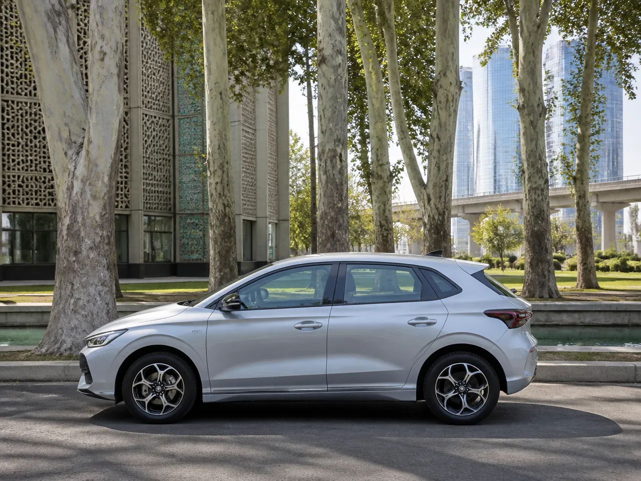 BYD e2 — сбоку