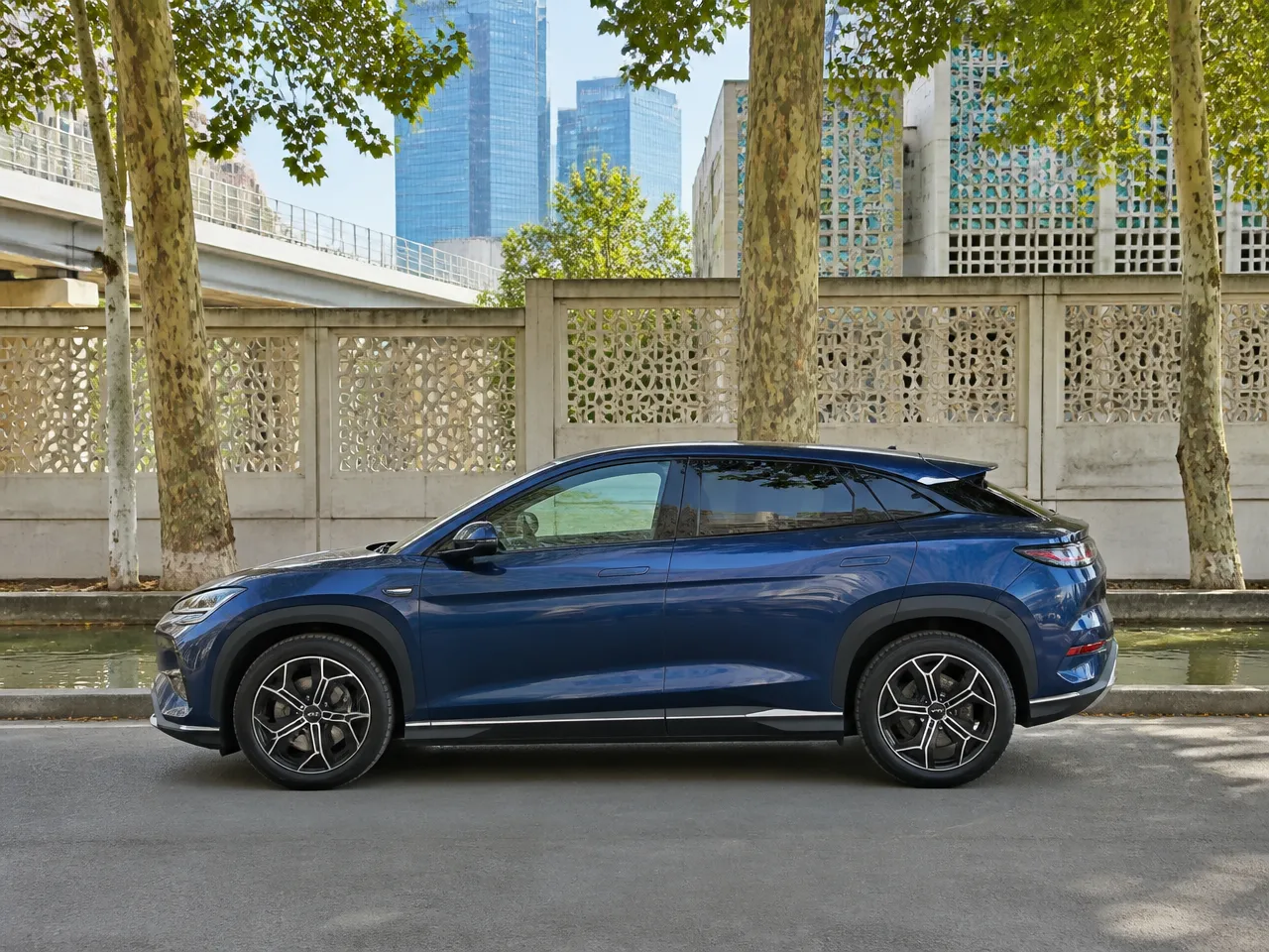BYD Sealion 7 — сбоку