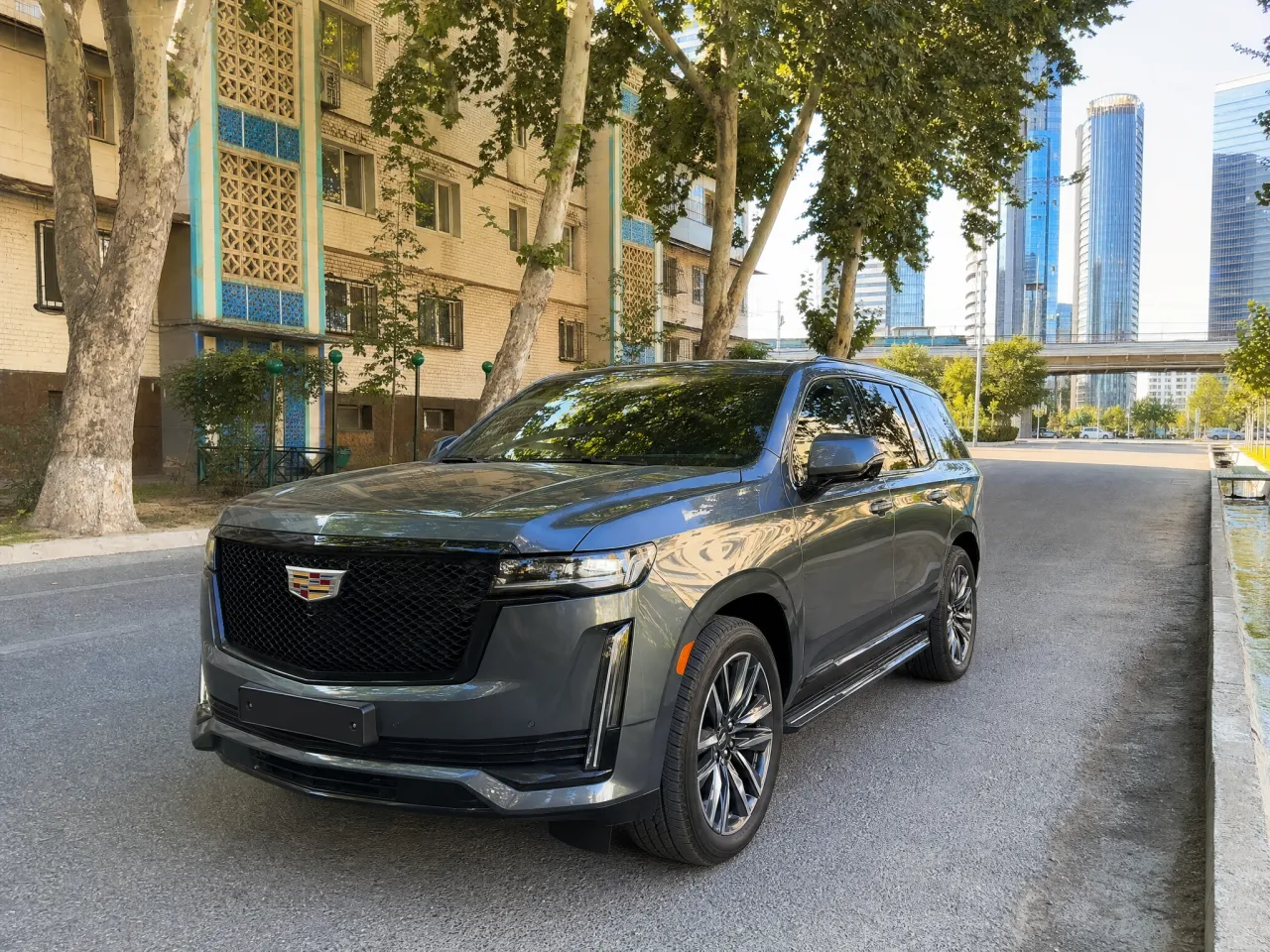Cadillac Escalade — спереди