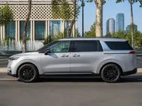 Kia Carnival 2022 — сбоку