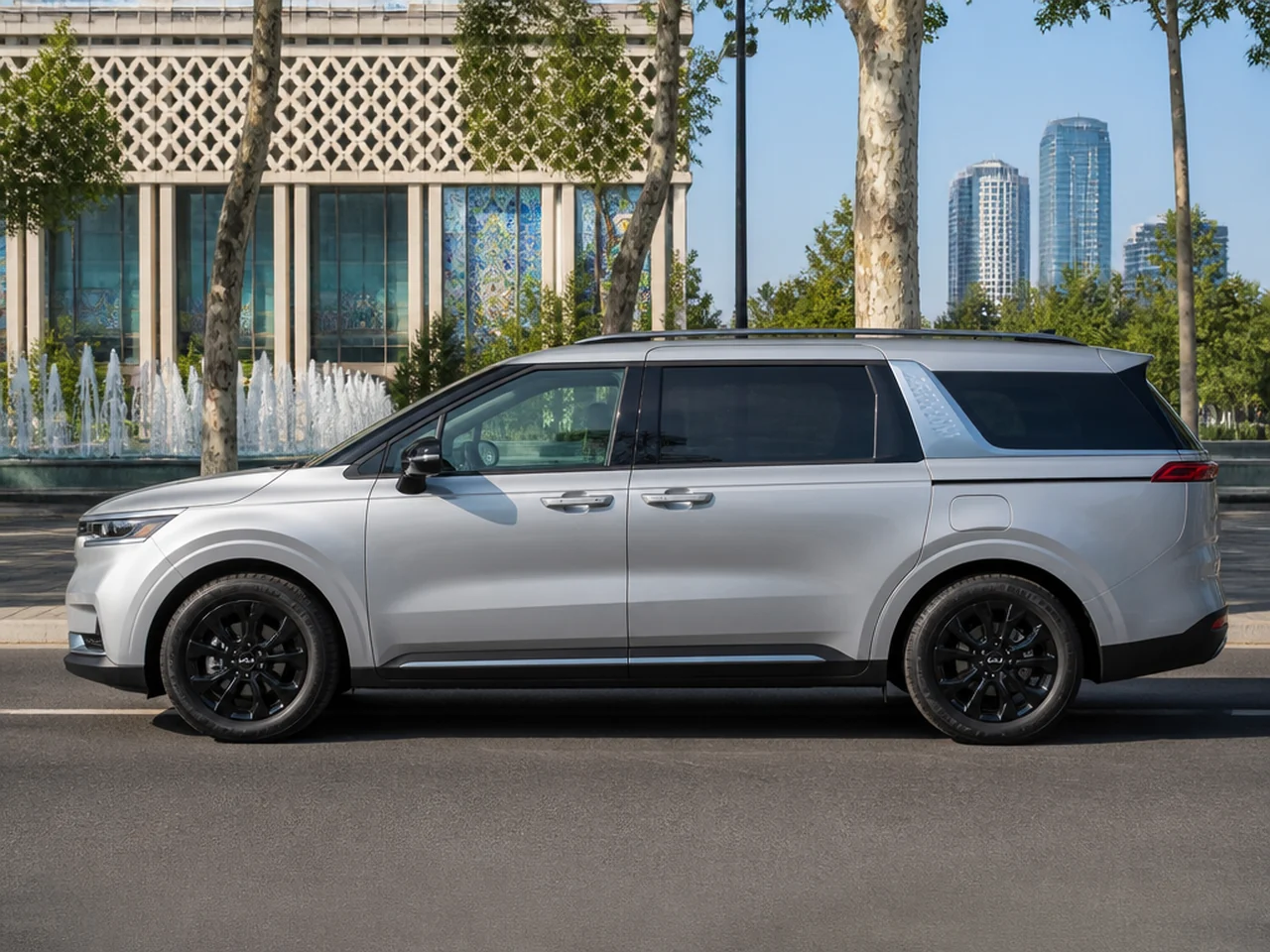 Kia Carnival 2022 — сбоку