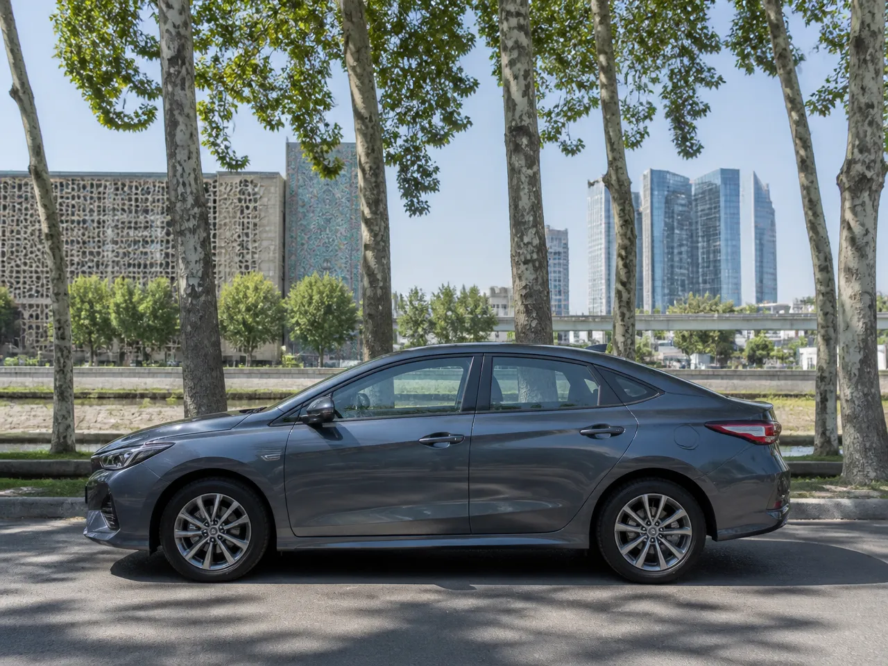 Chery Arrizo 6 Pro — сбоку