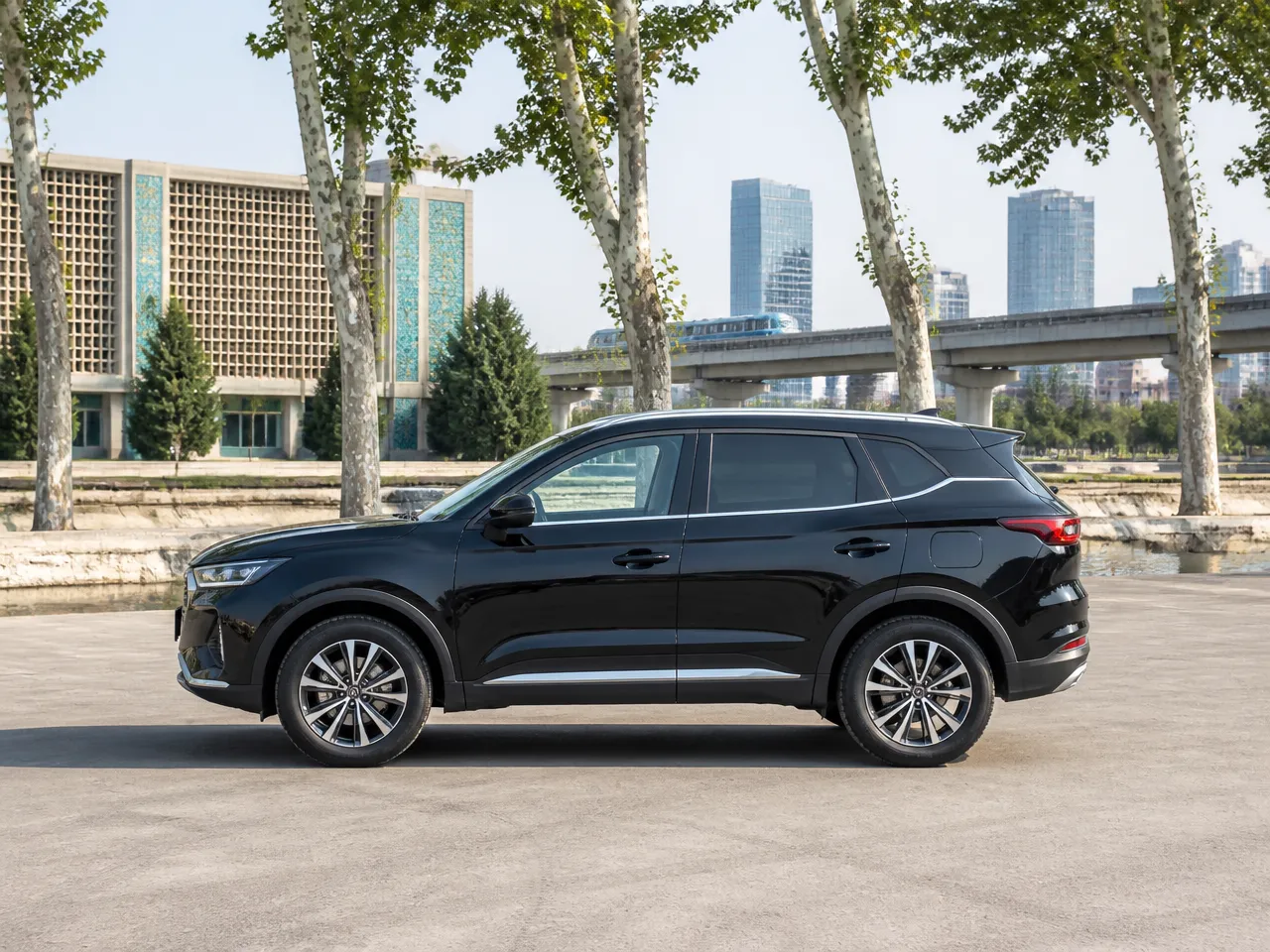 Chery Tiggo 7 Pro — сбоку