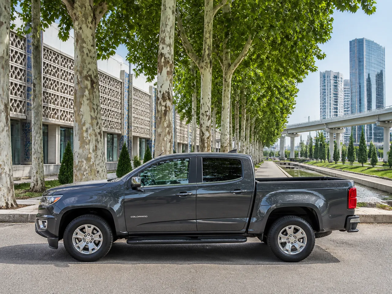 Chevrolet Colorado — сбоку