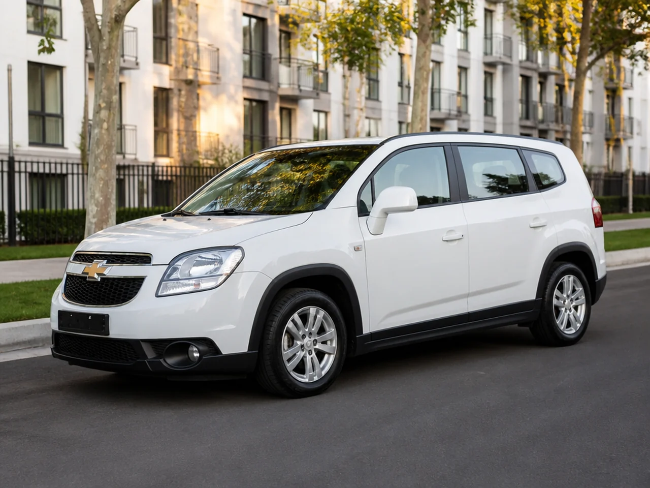 Chevrolet Orlando 2018 — сбоку