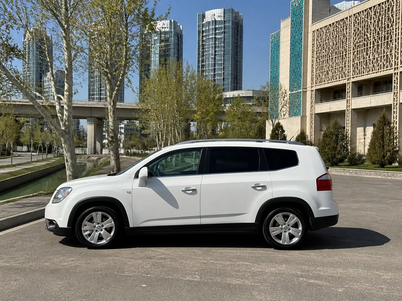 Chevrolet Orlando — сбоку