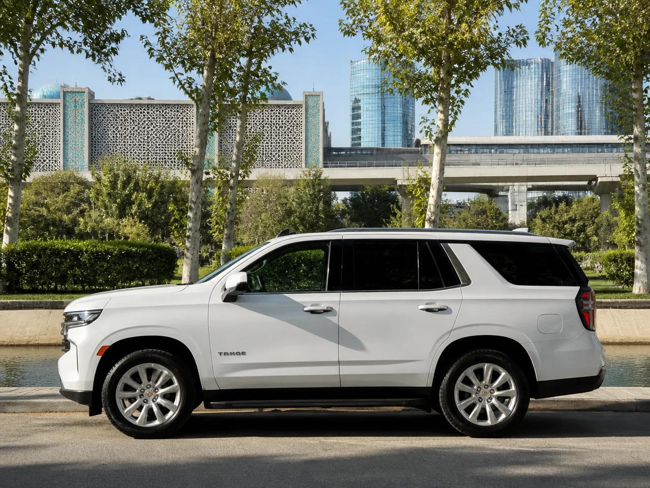 Chevrolet Tahoe — сбоку
