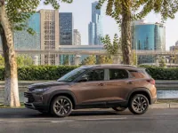 Chevrolet Tracker 2023 — сбоку