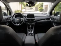 Chevrolet Tracker 2023 — салон