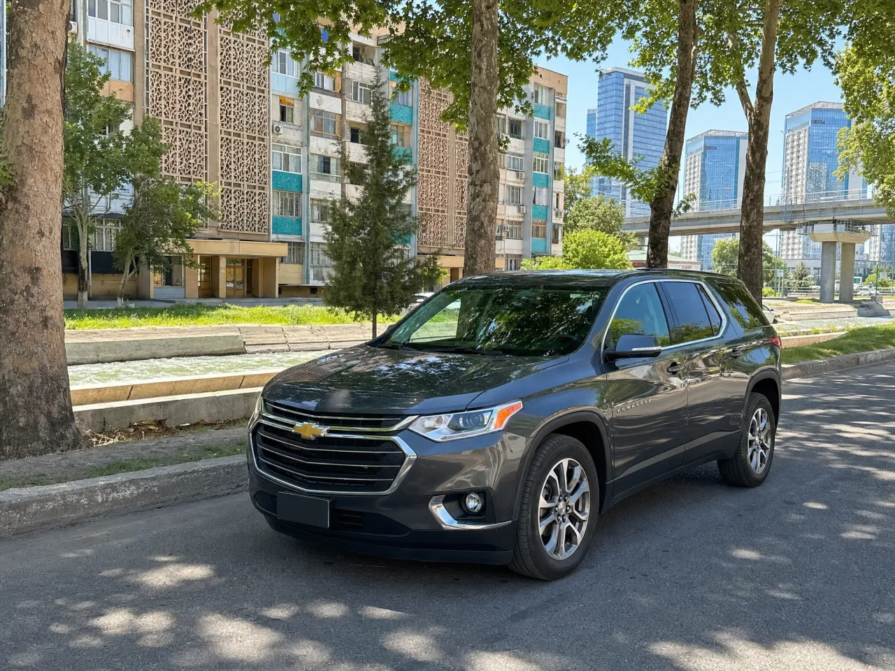 Chevrolet Traverse — спереди