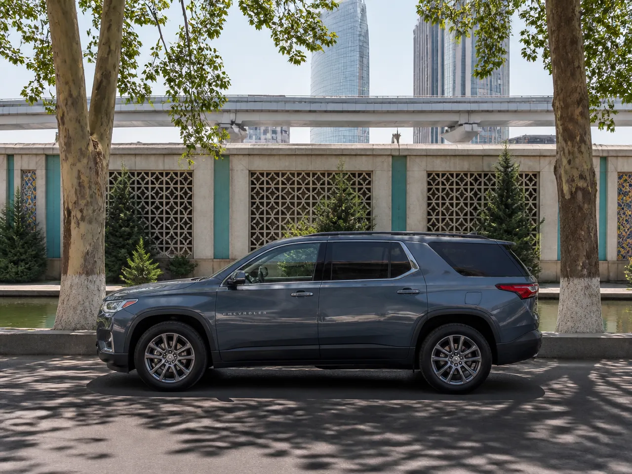 Chevrolet Traverse — сбоку