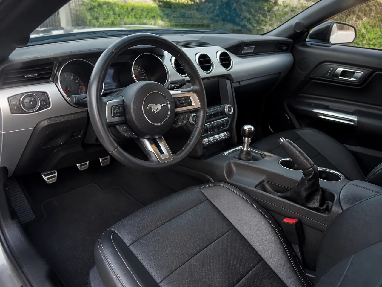 Ford Mustang — салон