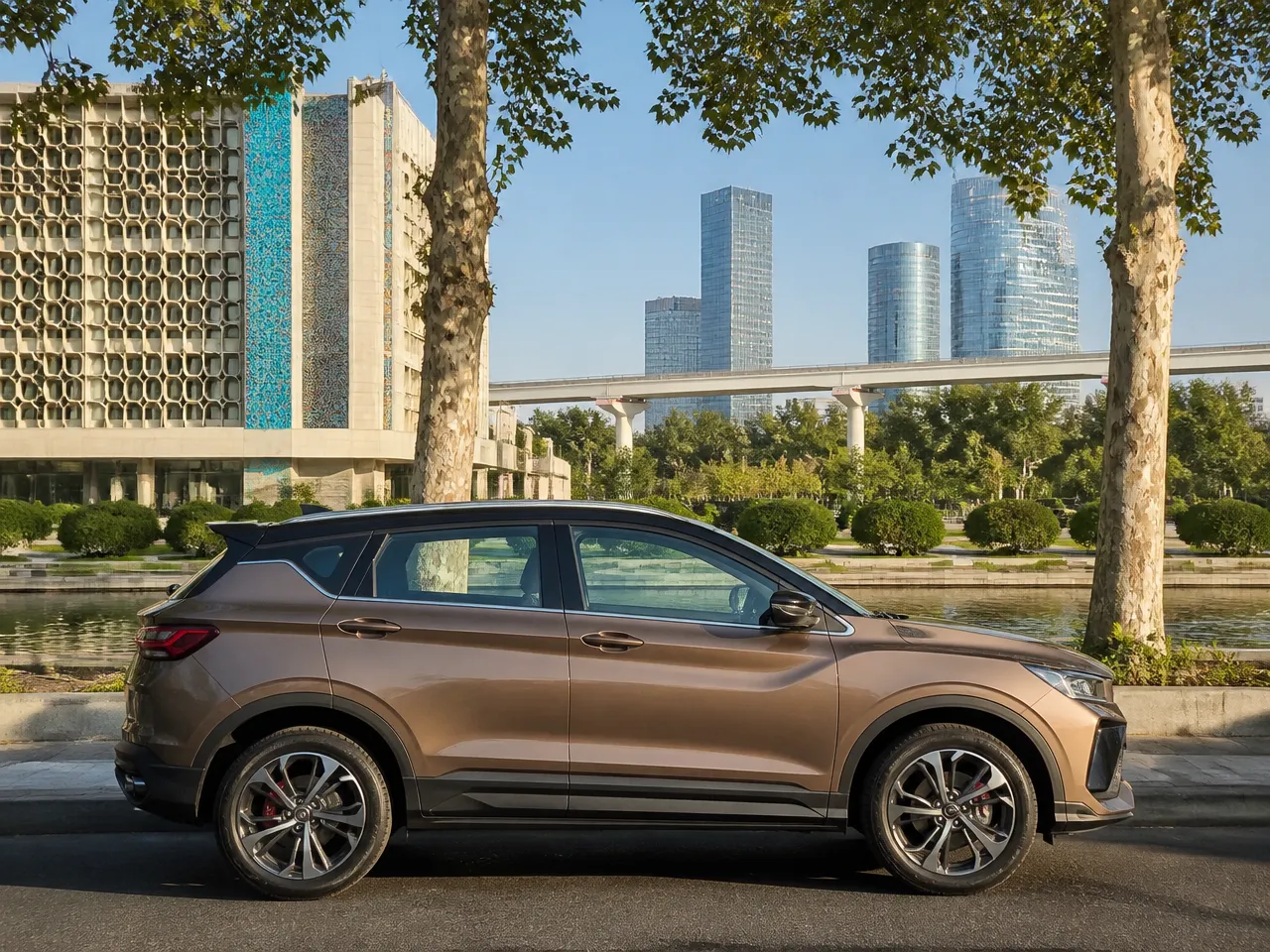 Geely Coolray — сбоку