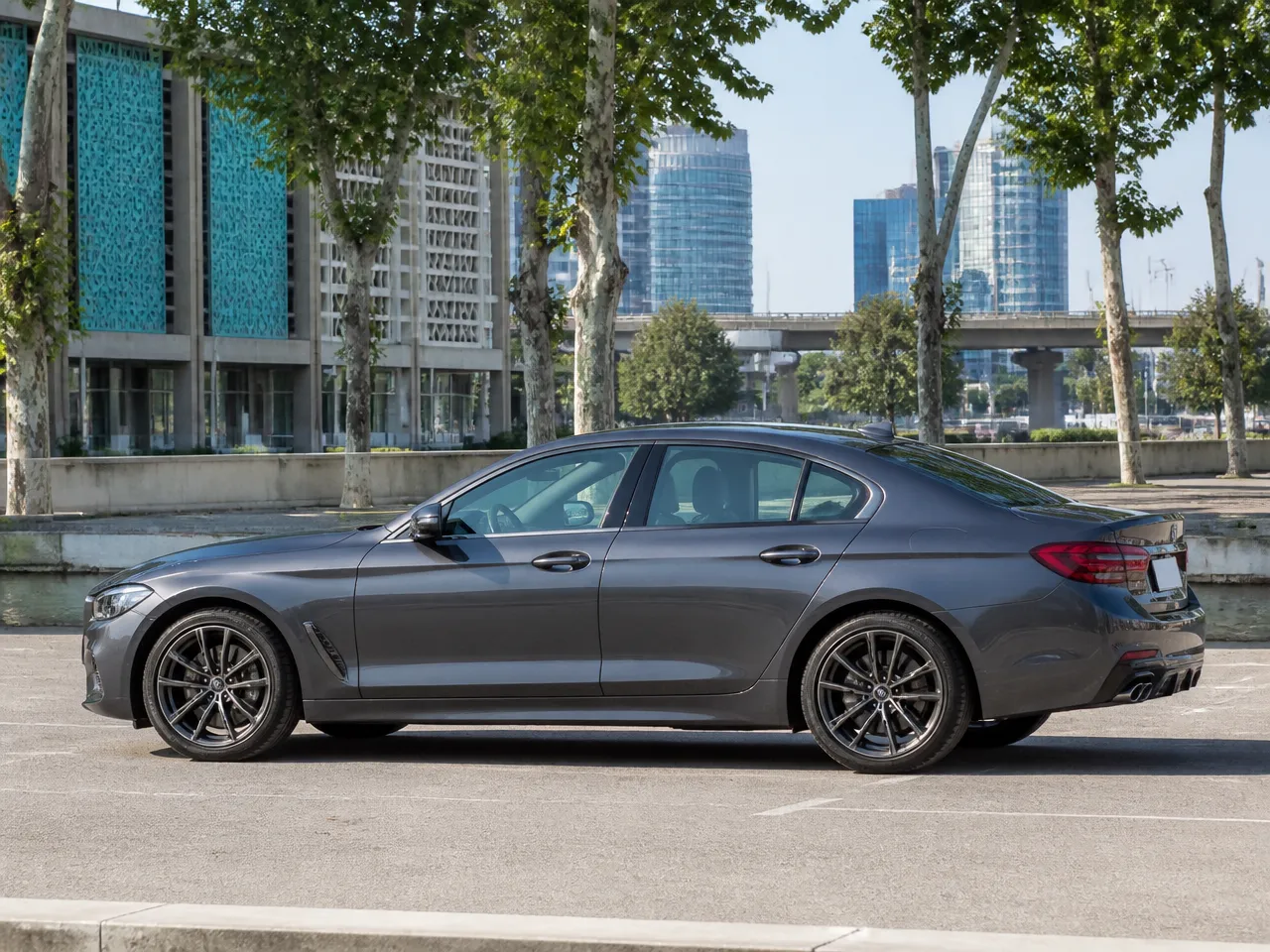 Genesis G70 — сбоку