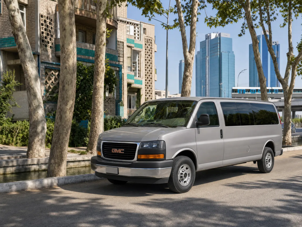 GMC Savana — спереди
