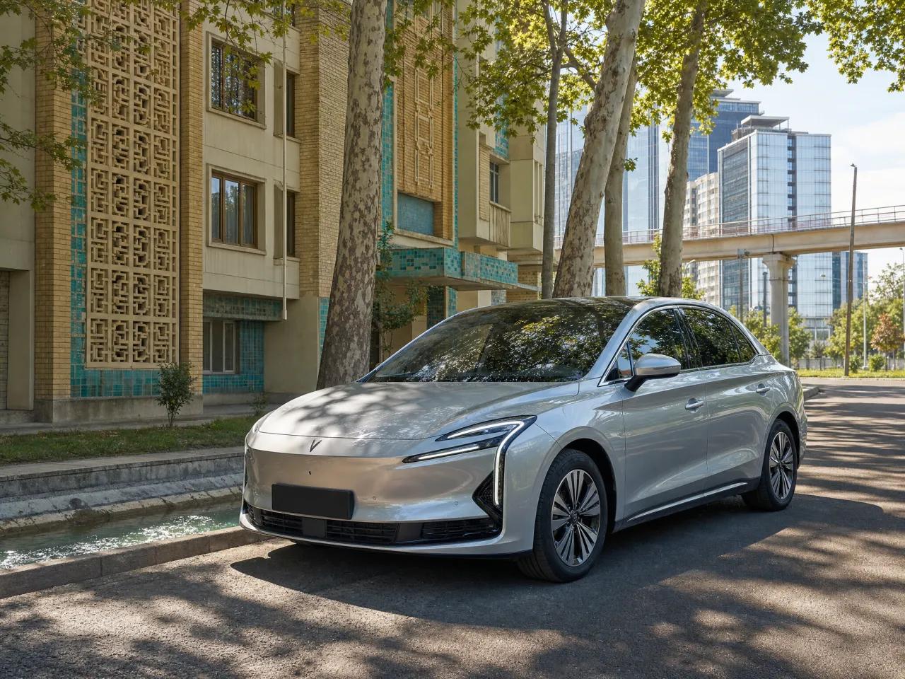 Hongqi EQM5 — спереди