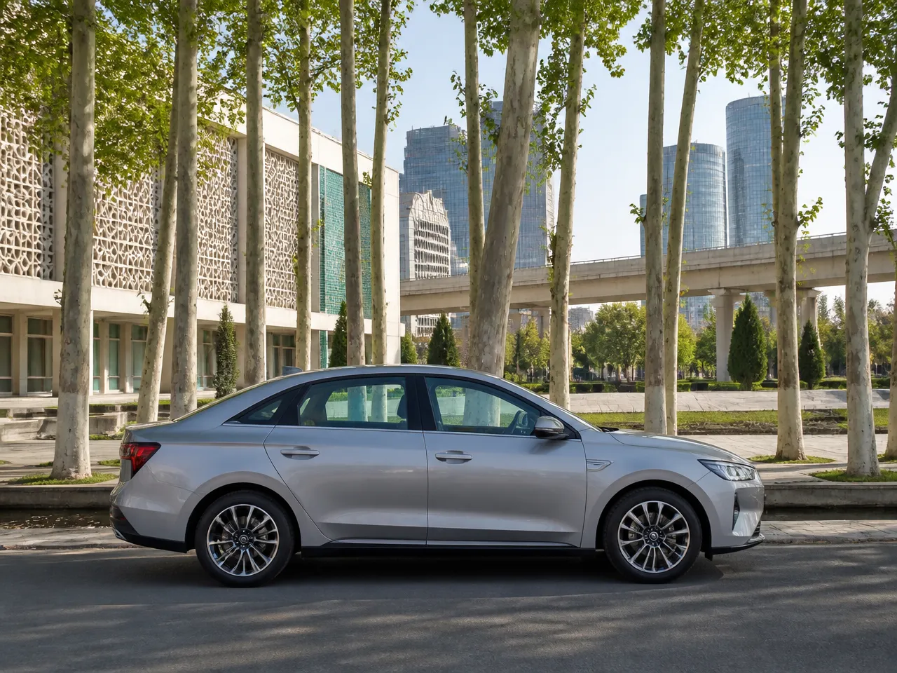 Hongqi EQM5 — сбоку