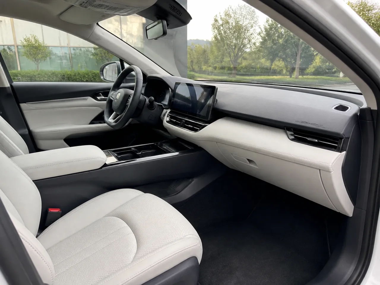 Hongqi EQM5 — салон