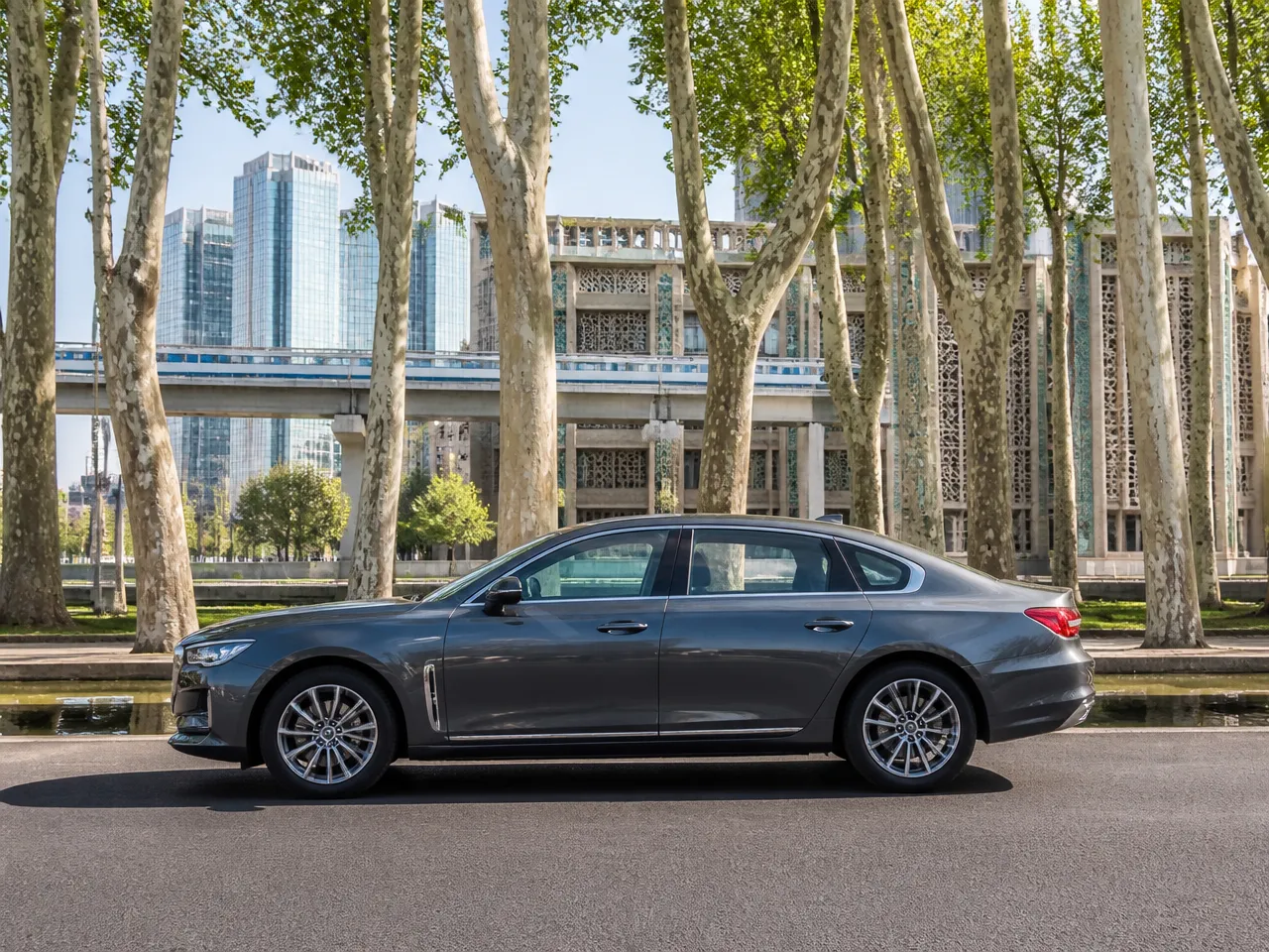 Hongqi H5 — сбоку