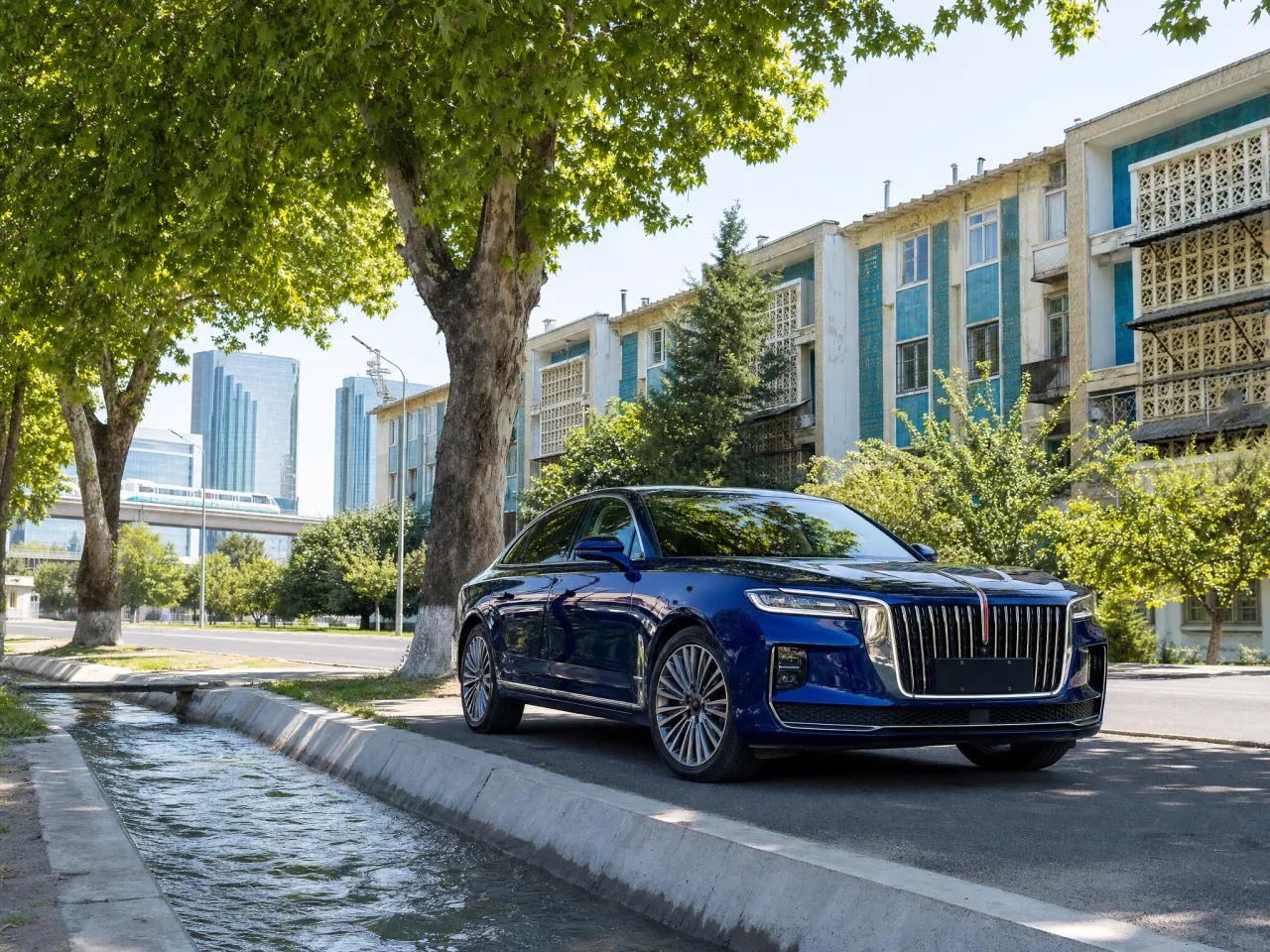 Hongqi H9 — спереди