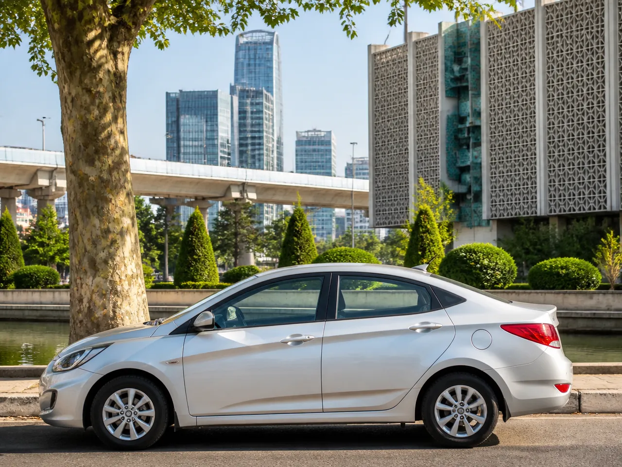 Hyundai Accent — сбоку