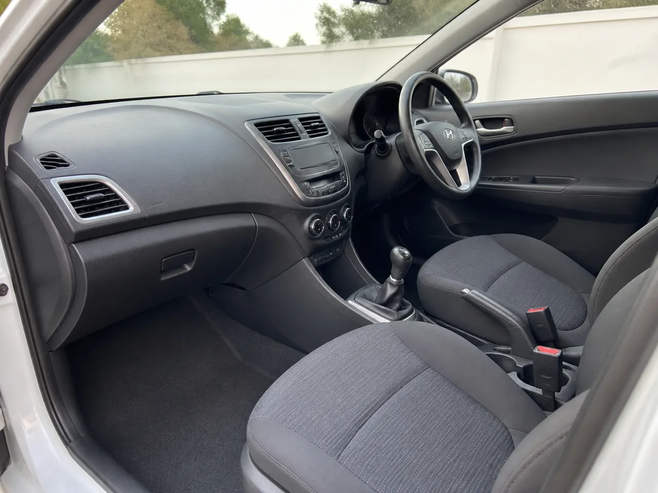 Hyundai Accent — салон