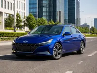 Hyundai Elantra 2022 — спереди