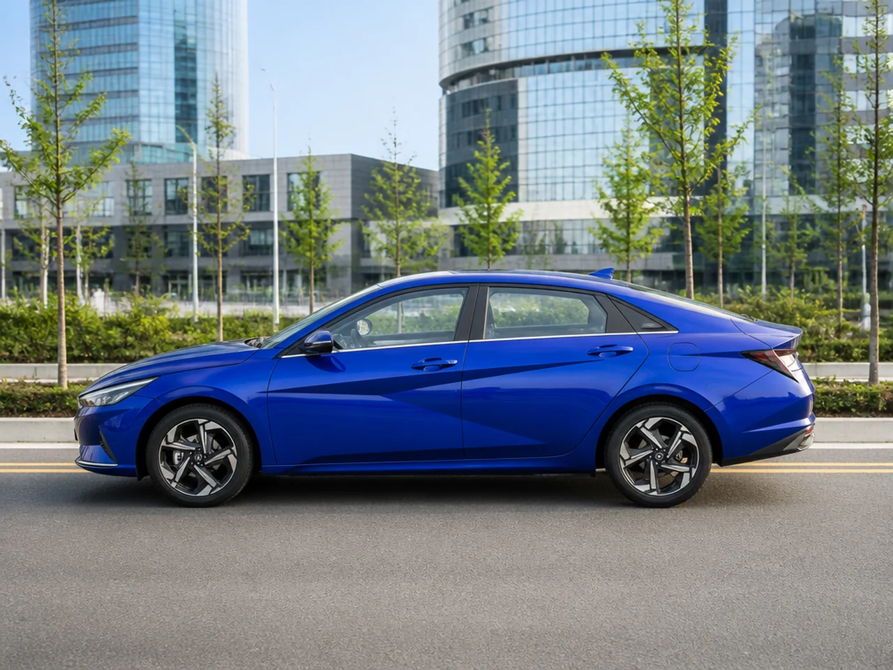 Hyundai Elantra 2022 — сбоку