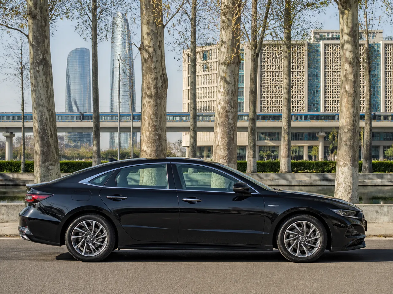 Hyundai Sonata — сбоку