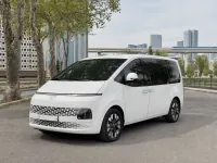 Hyundai Staria 2022 — спереди