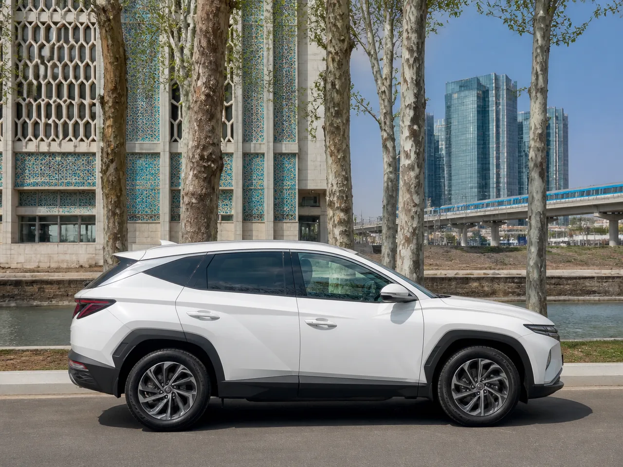 Hyundai Tucson — сбоку