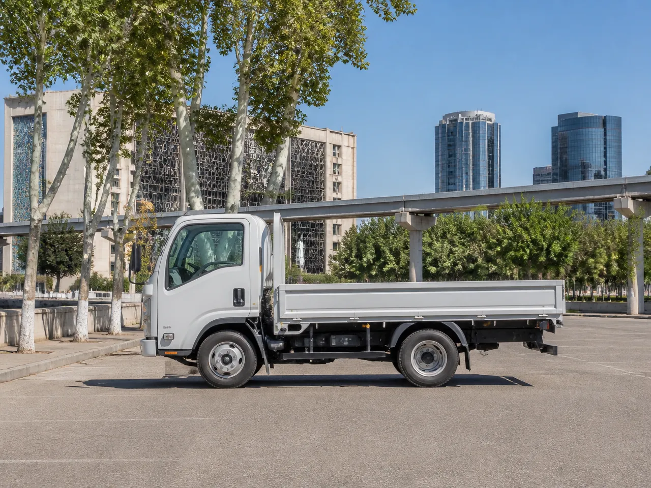 Isuzu NQR — сбоку