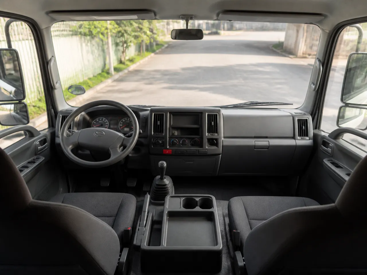 Isuzu NQR — салон