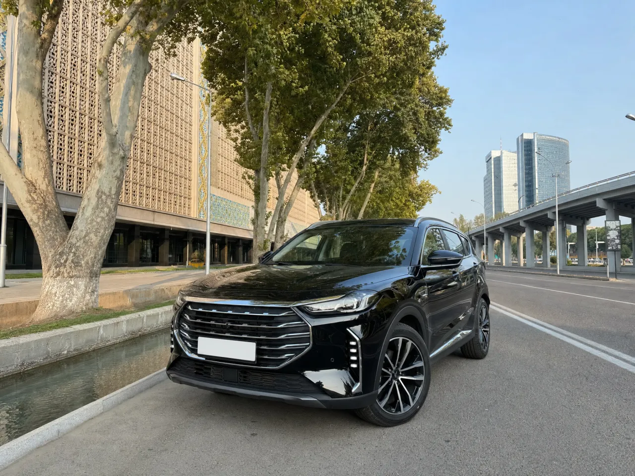 Jetour X70 Plus — спереди
