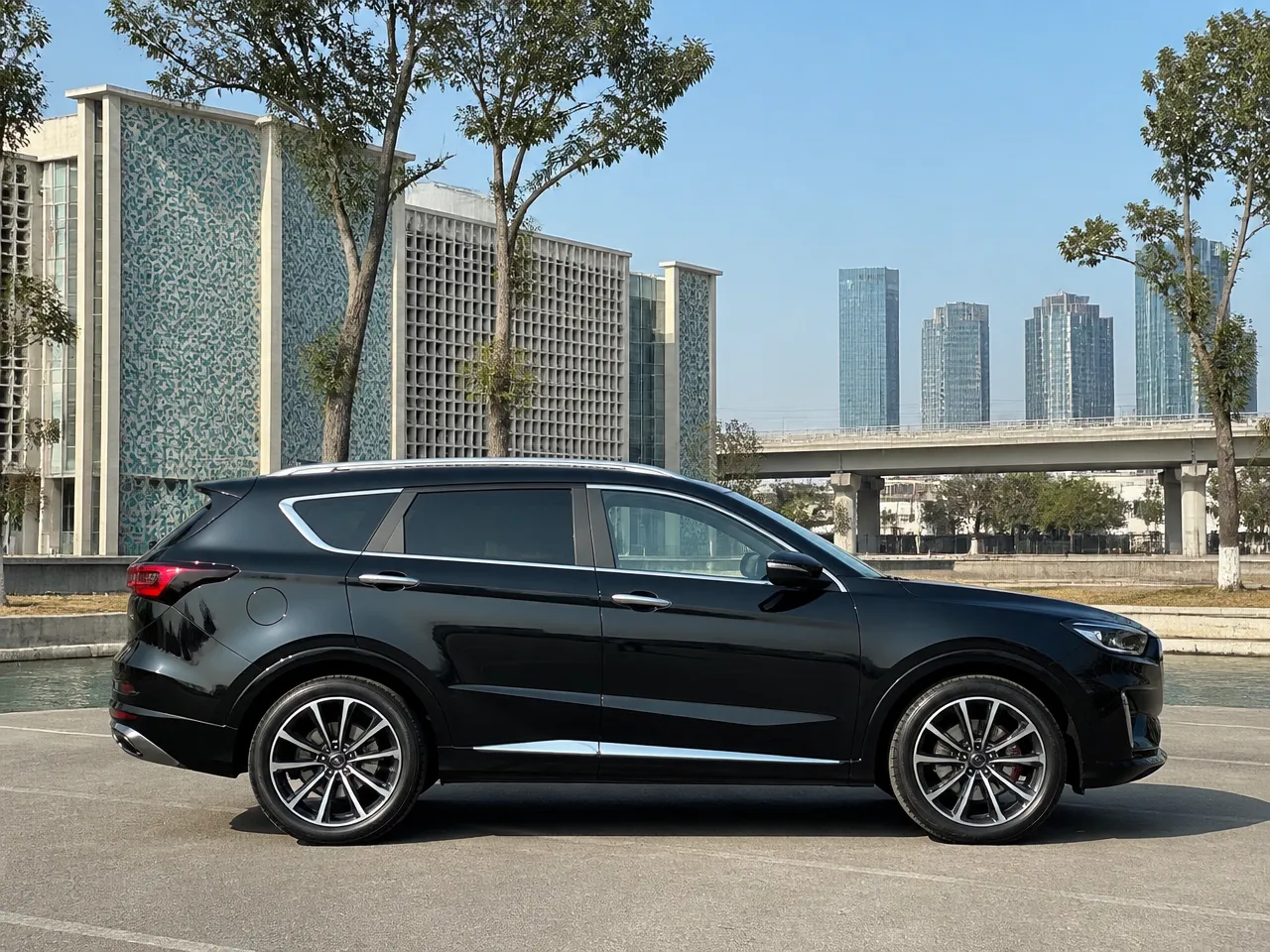 Jetour X70 Plus — сбоку