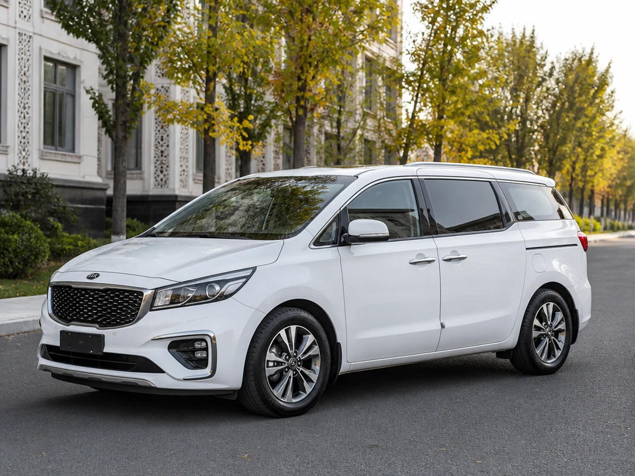 Kia Carnival 2018 — сбоку