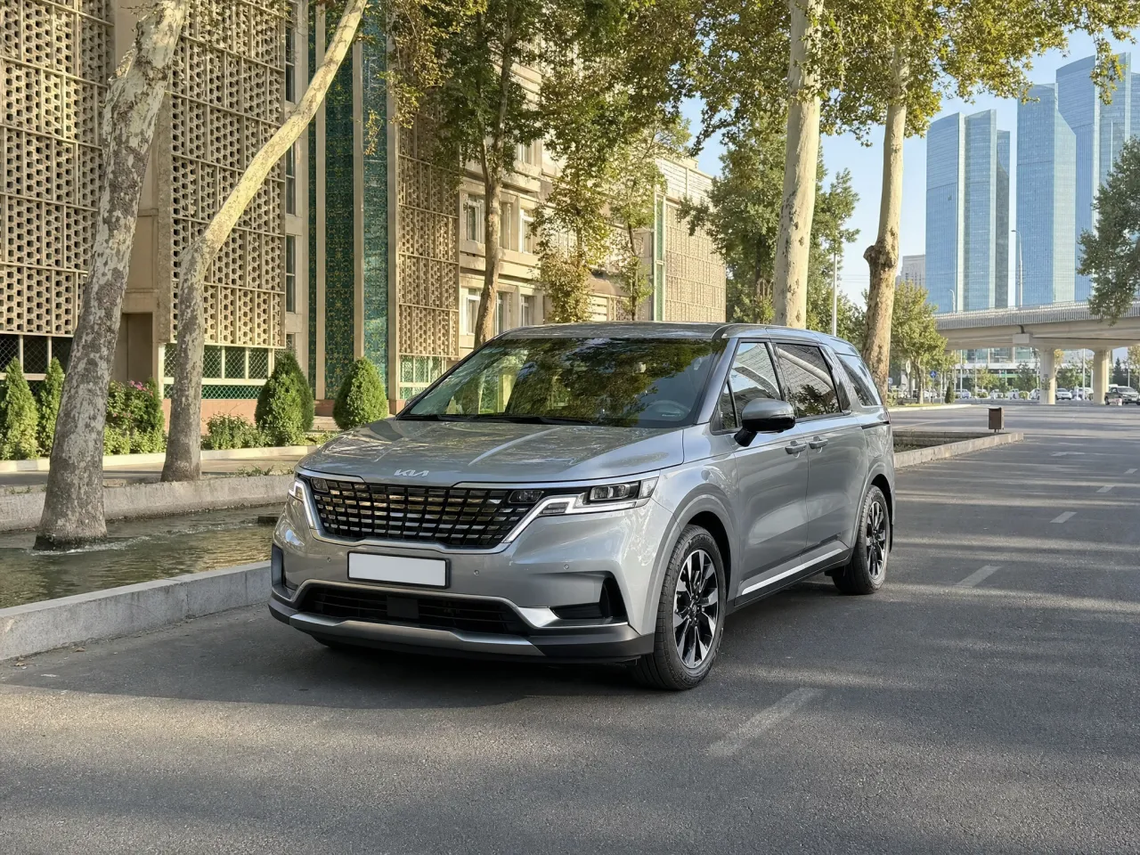 Kia Carnival — спереди