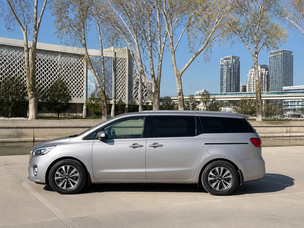 Kia Carnival — сбоку