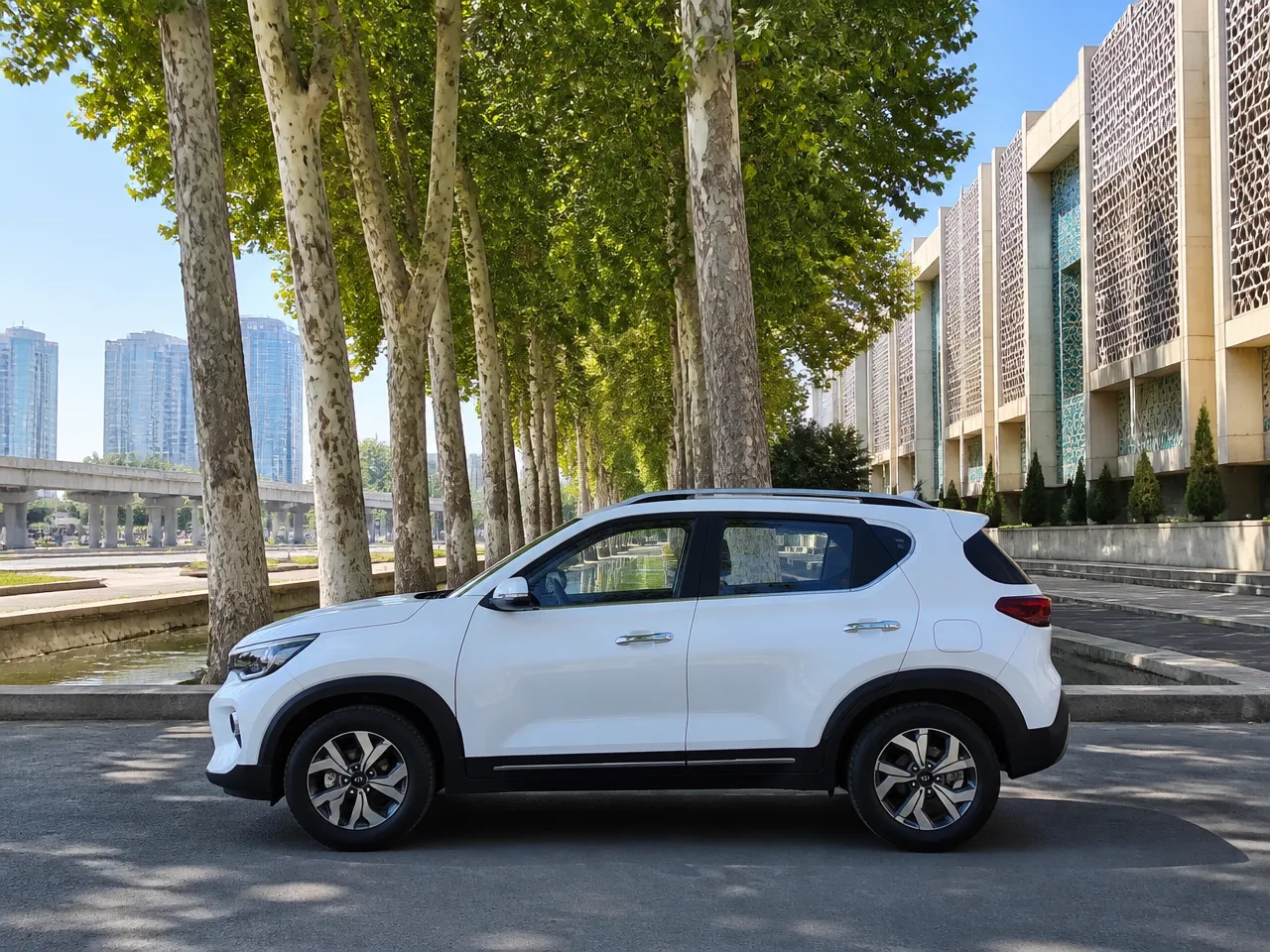 Kia Sonet — сбоку